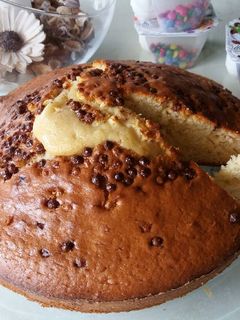 Una foto de Bizcocho de yogurt con bolitas chocolateadas