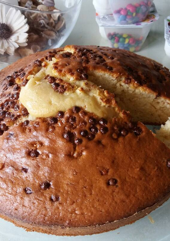 Una foto de Bizcocho de yogurt con bolitas chocolateadas