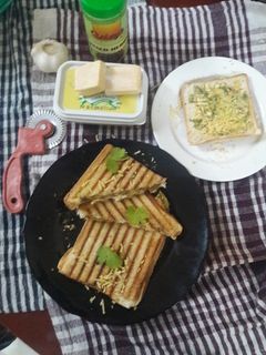 ચીઝ ગાર્લિક બ્રેડ (cheese garlic bread Recipe in Gujarati) રેસીપી મુખ્ય ફોટો