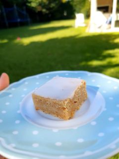 Una foto de Budín de limón húmedo light o brownie de limón con harina integral