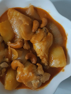 A picture of "Chicken Massaman Curry" 🐔🥣.