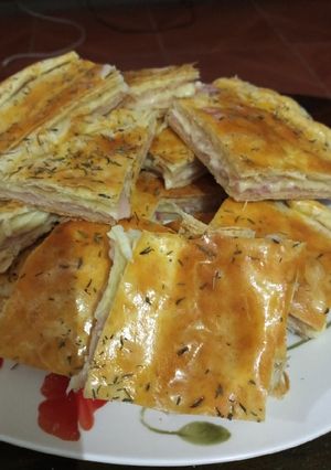 Una foto de Torta de fiambre con falso hojaldre 😋