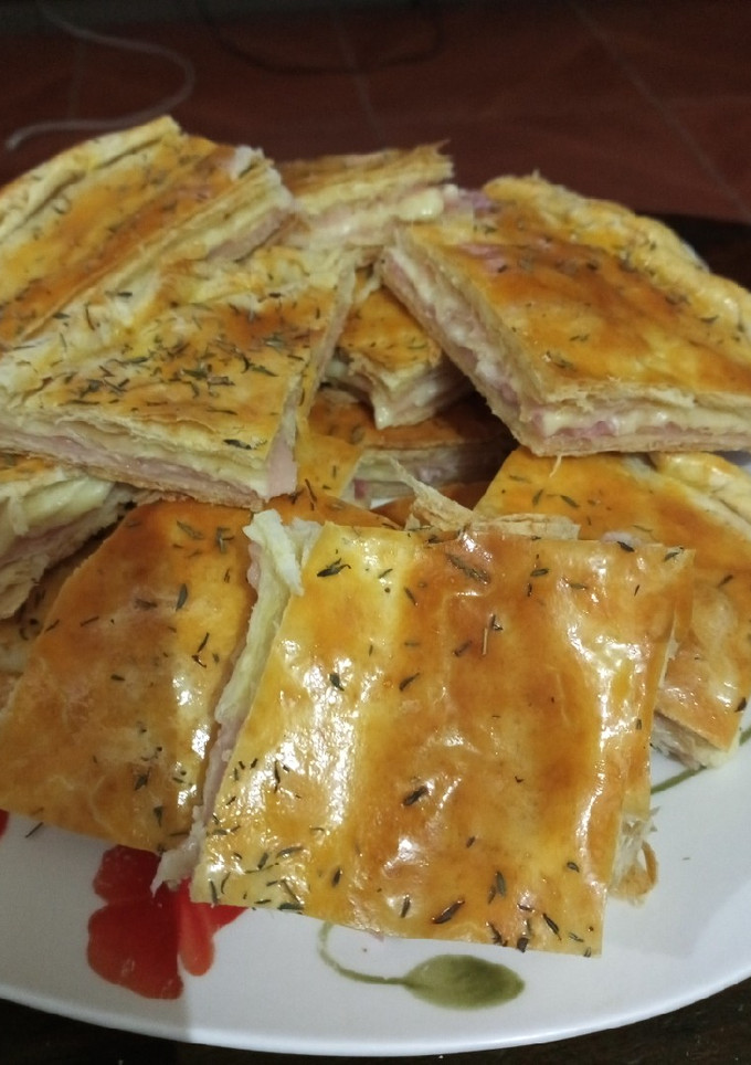 Una foto de Torta de fiambre con falso hojaldre 😋