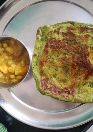 पालक पराठा (palak paratha recipe in Hindi) रेसिपी मुख्य फोटो