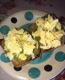 Huevos revueltos con palta, sobre pan integral 😋