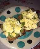 Huevos revueltos con palta, sobre pan integral 😋