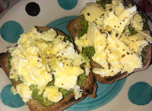 Una foto de Huevos revueltos con palta, sobre pan integral 😋
