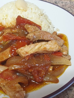 Una foto de Lomo saltado (estilo peruano)