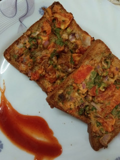 A picture of BREAD PIZZA. WITH VEGETABLES.