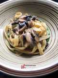 Tagliatelle ai funghi su crema di basilico