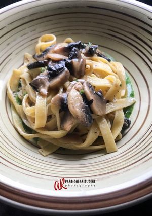 Foto di Tagliatelle ai funghi su crema di basilico