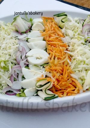 A picture of Latus base salad.