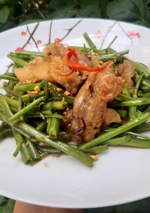 Hình của món Lòng cá hú xào rau muống.