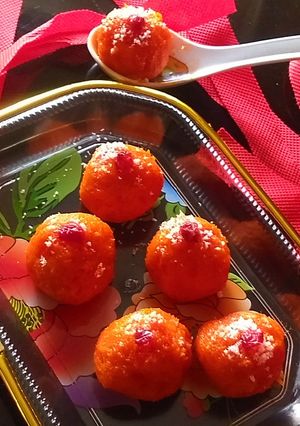 A picture of Papaya laddu.