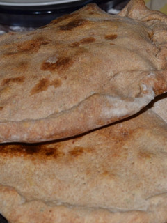 Una foto de Calzone de verduras con pollo en masa madre