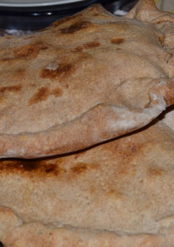 Una foto de Calzone de verduras con pollo en masa madre