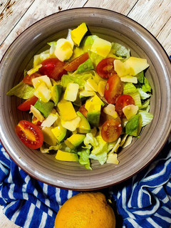 Una foto de Ensalada de parmesano y aguacate