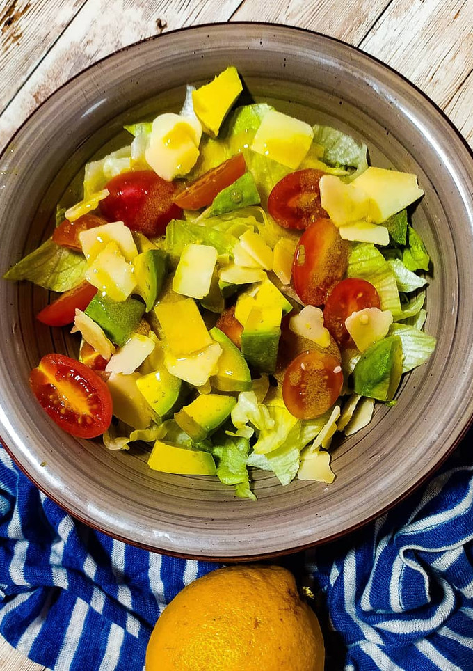 Una foto de Ensalada de parmesano y aguacate