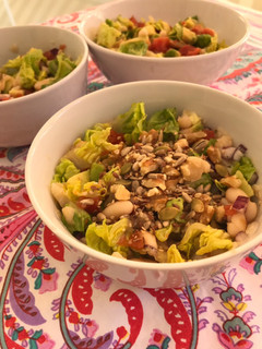 Una foto de Ensalada de verano completa y ligera