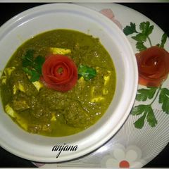 A picture of Paneer in green gravy.