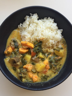 Édesburgonyás-gombás curry kókusztejjel recept fotója