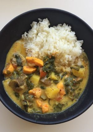 Édesburgonyás-gombás curry kókusztejjel recept fotója