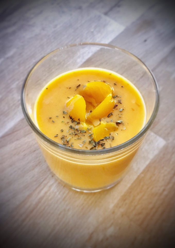 Una foto de Gazpacho de melocotón con aroma de albahaca (en Thermomix)