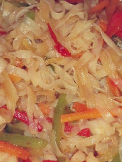 Una foto de Noodles con verduritas y gambas