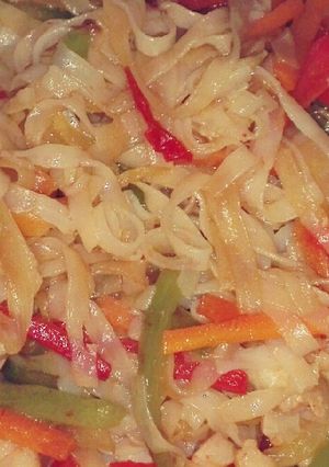 Una foto de Noodles con verduritas y gambas