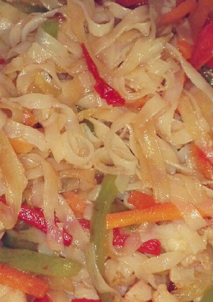 Una foto de Noodles con verduritas y gambas