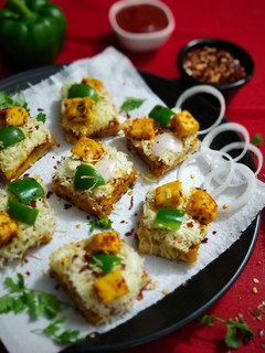 ચીઝ બર્સટ પનીર ટિક્કા મસાલા પીઝા(Cheese Burst Paneer Tikka Masala Pizza Recipe In Gujarati) રેસીપી મુખ્ય ફોટો