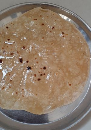 રોટલી (Rotli Recipe In Gujarati) રેસીપી મુખ્ય ફોટો