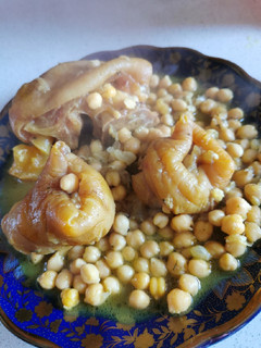 Una foto de Pierna de ternera con garbanzos