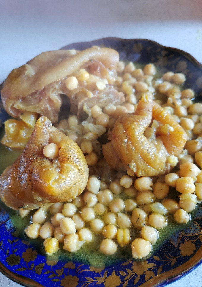Una foto de Pierna de ternera con garbanzos