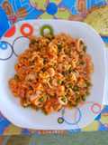 Fideuá rápida con guisantes, calamares y gambas