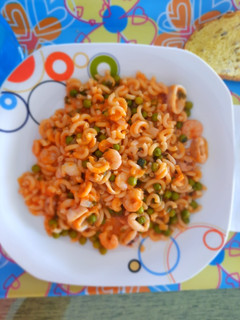 Una foto de Fideuá rápida con guisantes, calamares y gambas