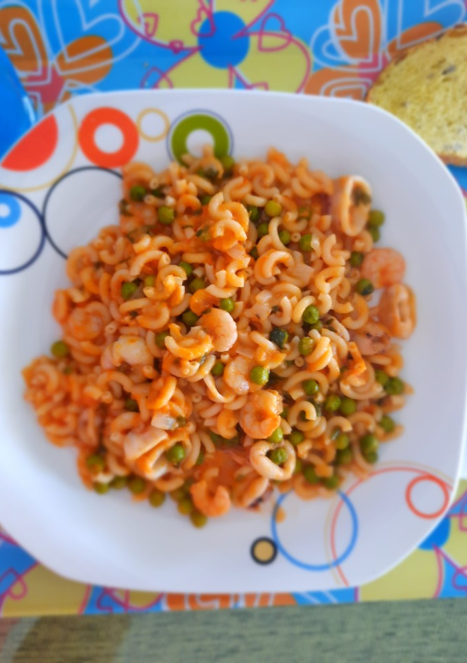 Una foto de Fideuá rápida con guisantes, calamares y gambas