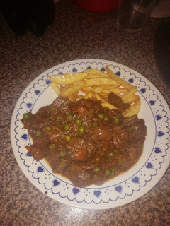 Una foto de Estofado de ternera con patatas fritas