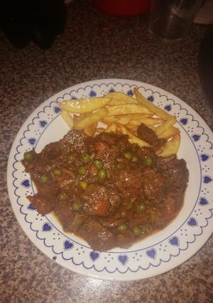 Una foto de Estofado de ternera con patatas fritas
