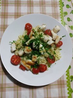 Una foto de Ensalada de tomates, fideos y pollo