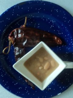 Una foto de Frijoles de la olla peruanos con cerveza, epazote,   guías de milpa y chile asado guajillo
