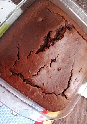 Una foto de Bizcocho de cocoa y frutos rojos 🍰🍓🍒