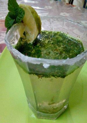 A picture of Mint and ginger lemon drink.
