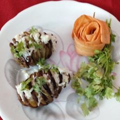 A picture of Hasselback potatoes.