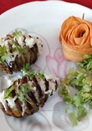 A picture of Hasselback potatoes.