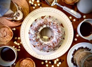 Una foto de “Bundt cake” de café con chips y cobertura de chocolate blanco!!