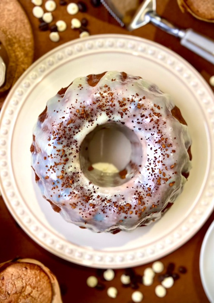 Una foto de “Bundt cake” de café con chips y cobertura de chocolate blanco!!