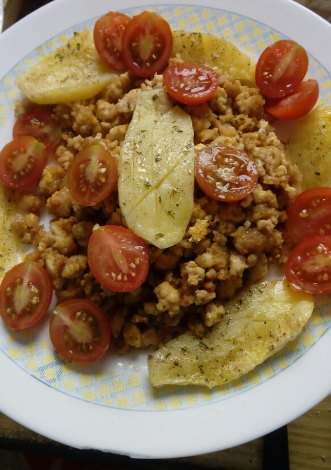 Una foto de Carne picada con patatas y cherry
