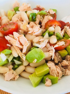 Una foto de Ensalada de alubias con salmón