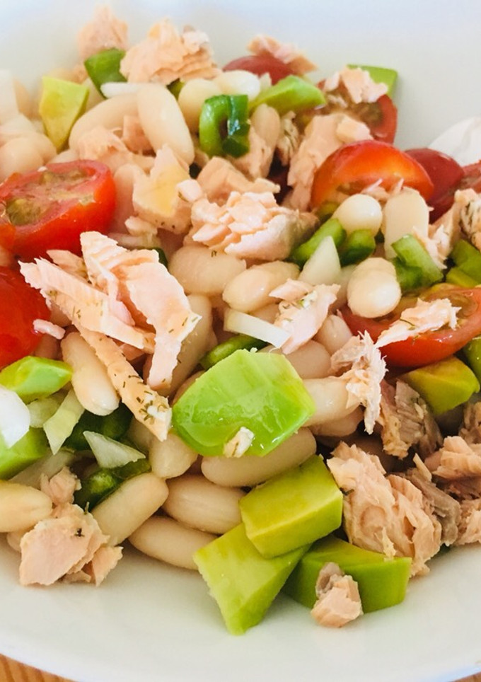Una foto de Ensalada de alubias con salmón